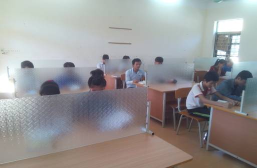 Các em học sinh tự tra cứu kiến thức trong phòng đọc