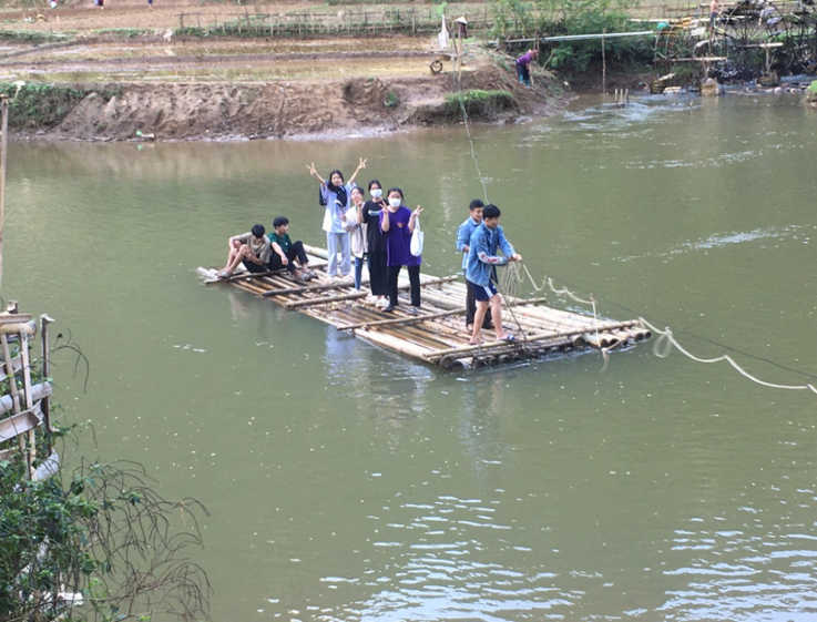 Đưa học sinh qua suối giữ gìn bảo tồn di tích lịch sử cách mạng hang Thẩm Púa