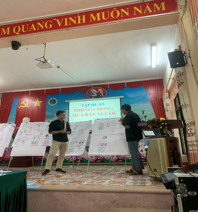 Đại diện Tổ chức trẻ em Rồng xanh tham gia đánh giá sản phẩm tuyên truyền của các em học sinh.